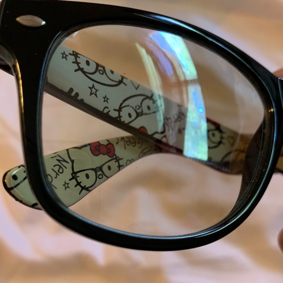 Custom Sanrio Hello Kitty Sunglasses - Picture 7 of 7